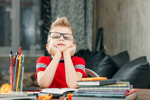 Tänka Barn Uttråkad Frustrerad Och Trött Att Göra Sina Läxor — Stockfoto