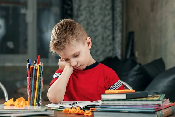 Tänka Barn Uttråkad Frustrerad Och Trött Att Göra Sina Läxor — Stockfoto