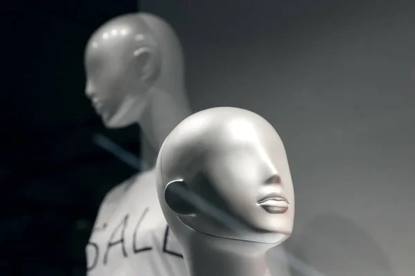 Heads of two mannequins on a black background — Stock Photo, Image