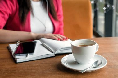 kafede oturan müzik dinlerken kulaklık kız. Mola, iş yemeği, günlüğü.