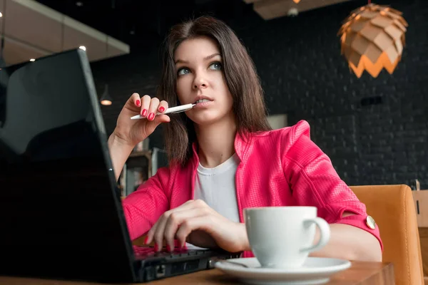 若い、美しい少女、実業家、カフェに座っているとラップトップに取り組んで。ビジネス ランチ、コーヒー、成功したビジネスの女性のコップ. — ストック写真