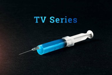 Bir şırınga siyah bir arka plan ve kelime Tv dizisi. Televizyon, televizyon dizisi olan bağımlılığını kavramı.