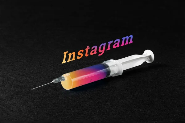 Syringe on a dark background and the word instagram. The concept of mania, Internet addiction. — Stock Photo, Image