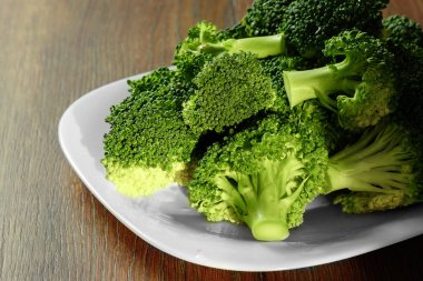 Sağlıklı yeşil organik çiğ brokoli Florets hazır yemek pişirmek için. Sağlıklı beslenme, detoks kavramı. kopya alanı