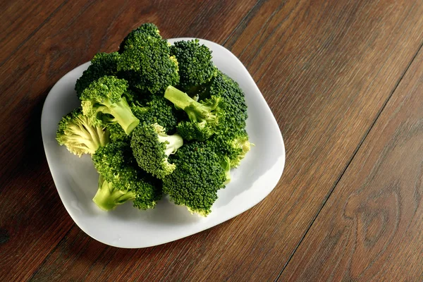 Healthy Green Organic Raw Broccoli Florets Siap untuk Memasak. Konsep sehat makan, detox. menyalin ruang — Stok Foto