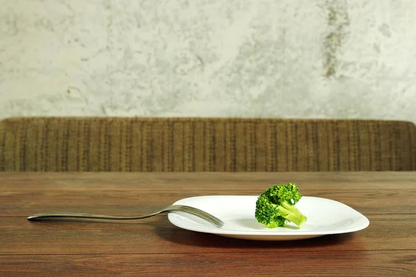 Foto do garfo com placa branca e brócolis na mesa de madeira. O conceito de uma dieta saudável, desintoxicação, perda de peso, dieta, problemas alimentares, anorexia, bulimia . — Fotografia de Stock