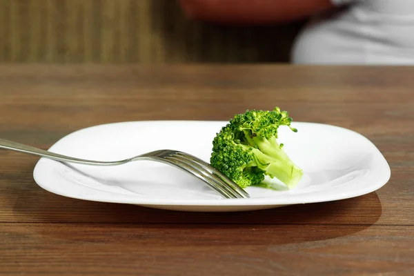 Φωτογραφία από το πιρούνι με λευκή πλάκα και το μπρόκολο στο τραπέζι από ξύλο. Η έννοια της μια υγιεινή διατροφή, αποτοξίνωση, απώλεια βάρους, διατροφή, διατροφικές προβλήματα, ανορεξία, βουλιμία. — Φωτογραφία Αρχείου