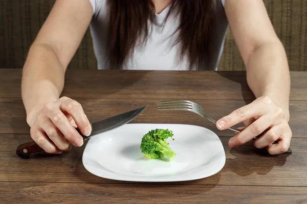 Foto del tenedor con plato blanco y brócoli sobre mesa de madera. El concepto de una dieta saludable, desintoxicación, pérdida de peso, dieta, problemas de alimentación, anorexia, bulimia . — Foto de Stock