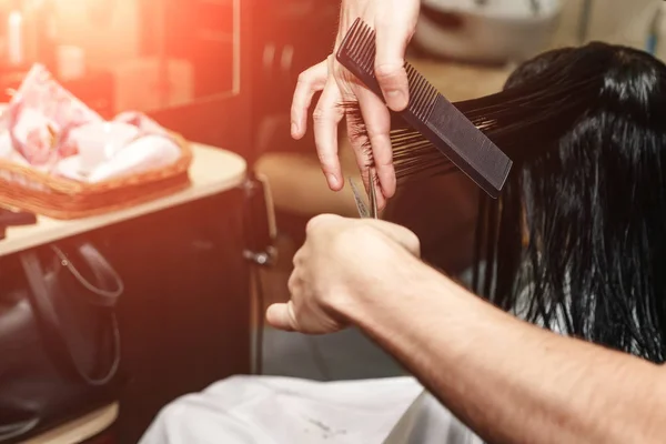 Крупним планом перукарня, що ріже волосся жінки в салоні краси — стокове фото