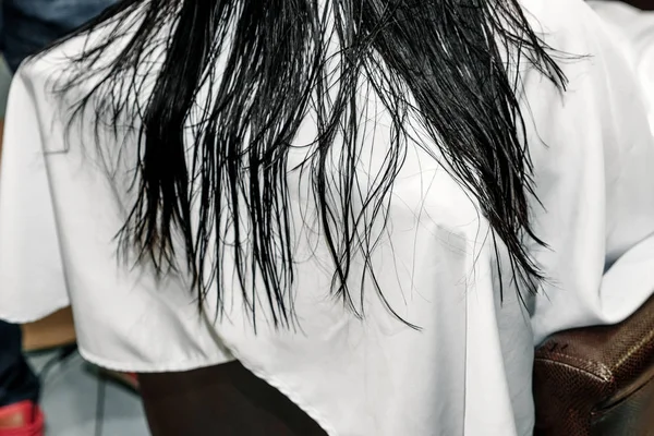 Ομορφιά και ανθρώπους έννοια - ευτυχής νεαρή γυναίκα με το κομμωτήριο πλύσιμο κεφάλι σε κομμωτήριο — Φωτογραφία Αρχείου