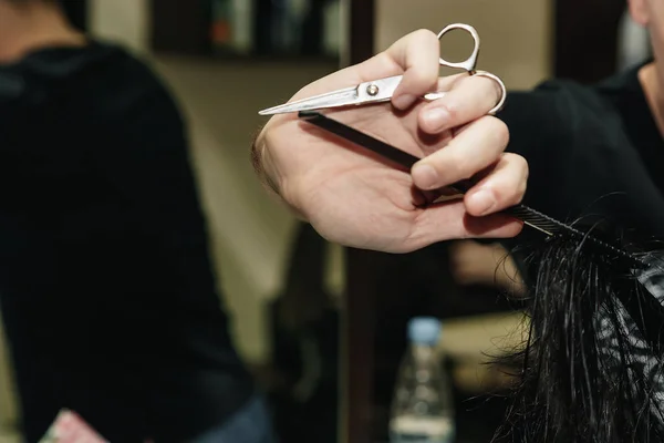 Güzellik salonunda bir kadının saçını kesen bir kuaförün yakın çekimi. — Stok fotoğraf