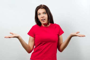 Genç, güzel bir kız onu sallayarak eller bir jestle - biliyor musun, oops, ya da belki de. Hafif bir arka plan üzerinde izole. Farklı insan duyguları, duygular yüz ifadesi, tutum, perceptio