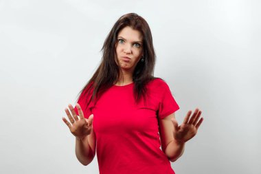 Eğleniyor, dans, avuç içi kadar gösteren genç, güzel kız. Hafif bir arka plan üzerinde izole. Farklı insan duyguları, yüz ifadesi, tutum, algı, beden dili, tepki duyguları.