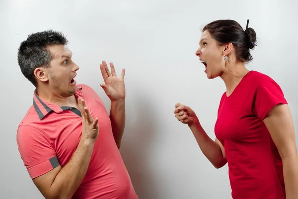 Familienstreit, die Frau schimpft auf ihren Mann, eine junge, schöne Frau schreit ihren Mann an. das Konzept der Psychologie von Familienbeziehungen, Heirat, häuslichen Konflikten, häuslicher Gewalt. — Stockfoto