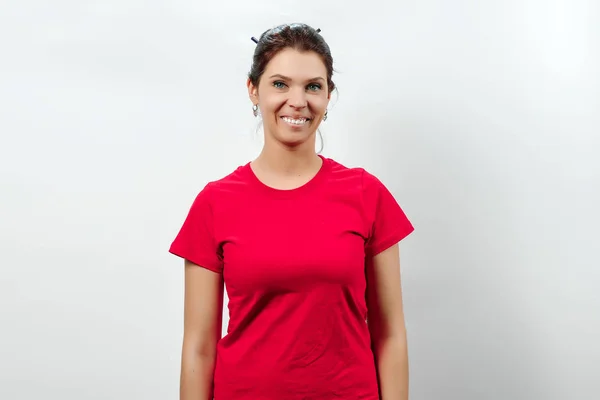 Una chica joven y hermosa es feliz. Aislado sobre fondo blanco. Emociones humanas positivas, sensación de expresión facial, actitud, percepción, lenguaje corporal, reacción . — Foto de Stock