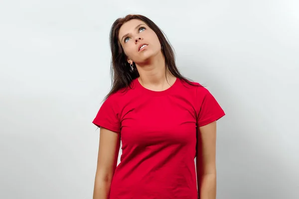 Joven, hermosa chica, muestra una emoción de decepción, tristeza, apatía. Aislado sobre un fondo claro. Diferentes emociones humanas, sentimientos de expresión facial, actitud, percepción, lenguaje corporal — Foto de Stock