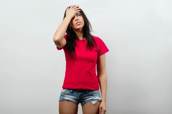 Joven, hermosa chica hace un gesto Facepalm. Aislado sobre un fondo claro. Diferentes emociones humanas, sentimientos de expresión facial, actitud, percepción, lenguaje corporal, reacción . — Foto de Stock