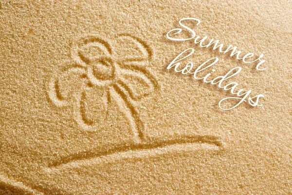 Květ je namalované do písku a nápis je letní prázdniny. Pláže na pozadí. Pohled shora. Koncept léto, léto kanikkuly, dovolená, svátky. — Stock fotografie