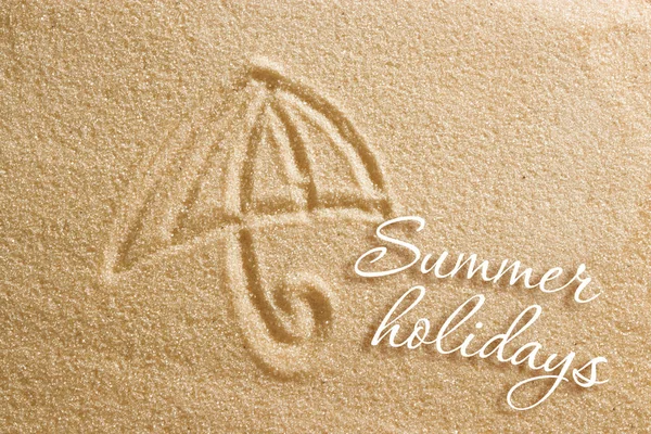 Deštník je namalované do písku a nápis je letní prázdniny. Pláže na pozadí. Pohled shora. Koncept léto, léto kanikkuly, dovolená, svátky. — Stock fotografie