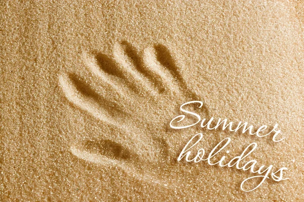 Otisk je nakreslena na písku a nápisem z letních prázdnin. Pláže na pozadí. Pohled shora. Koncept léto, léto kanikkuly, dovolená, svátky. — Stock fotografie