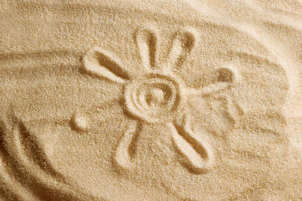 El sol está pintado en la arena. Fondo de playa. Vista superior. El concepto de verano, verano kanikkuly, vacaciones, días festivos . —  Fotos de Stock