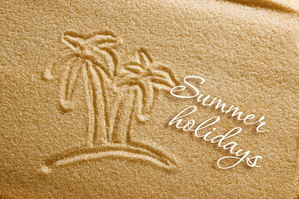 Palmy jsou namalované do písku a nápis je letní prázdniny. Pláže na pozadí. Pohled shora. Koncept léto, léto kanikkuly, dovolená, svátky. — Stock fotografie