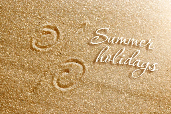 Znak procenta je nakreslena v písku. Pláže na pozadí. Pohled shora. Koncept léto, léto kanikkuly, dovolená, svátky. — Stock fotografie