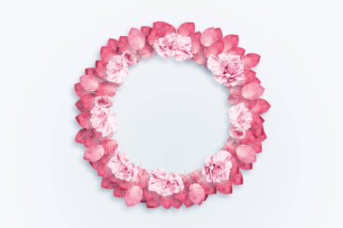 Bahar arka plan, yuvarlak kare, pembe, kırmızı karanfiller hafif bir arka plan üzerinde bir çelenk. Çiçek arka plan. alanı, düz yatıyordu, en iyi görünüm, karışık teknik kopyalayın. Sevgililer günü, 8 Mart