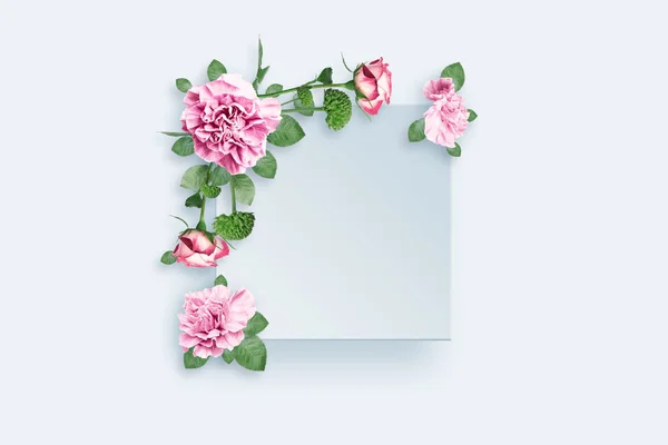 Fondo de primavera, marco redondo, patrón de corona de brotes rosados, ramas y hojas, aislados sobre fondo blanco. Fondo floral. plano, vista superior, espacio para copiar, medios mixtos. Día de San Valentín, 8 de marzo — Foto de Stock