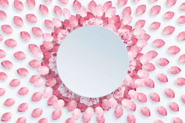 Frühlingshintergrund, runder Rahmen, ein Kranz aus rosa, roten Nelken auf hellem Hintergrund. Floraler Hintergrund. Kopierraum, Flachlage, Draufsicht, Mixed Media. Valentinstag, 8. März — Stockfoto