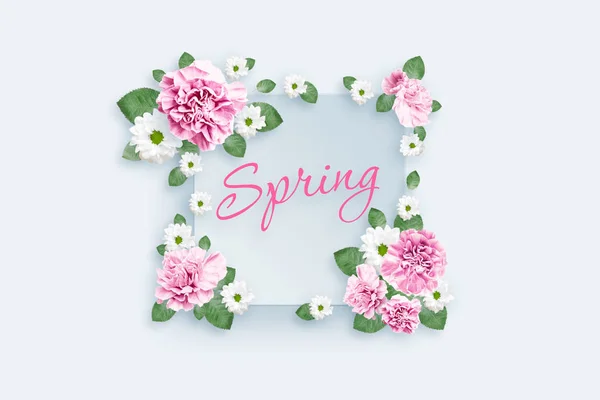 春の背景、碑文の春のセール、ラウンド フレーム、ピンクの花輪パターン芽、枝や葉は、白い背景で隔離。花の背景。フラット横たわっていた、トップ ビュー、ミクスト メディア — ストック写真
