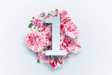 Pembe çiçekler ve yeşil yaprakları arka plan karşı bir rakamdır. Bahar açık renkli. yat, uzay, karışık teknik, üstten görünüm Kopyala.