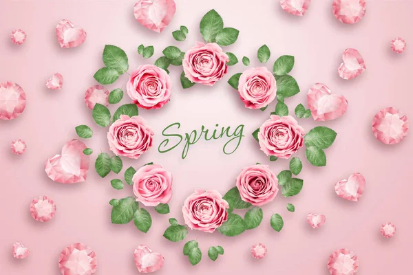 Inscripción Primavera, rosas rosadas y hojas verdes de un fondo rosa luminoso. Fondo de primavera. plano, espacio para copiar, medios mixtos, vista superior . — Foto de Stock