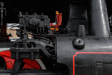 tekerlek üzerinde bir antika buharlı tren istasyonu terk bekleyen Close-Up