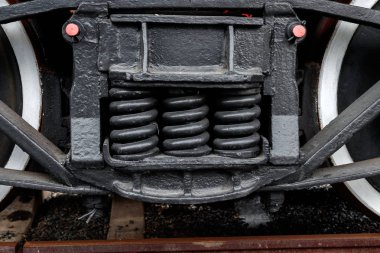 tekerlek üzerinde bir antika buharlı tren istasyonu terk bekleyen Close-Up