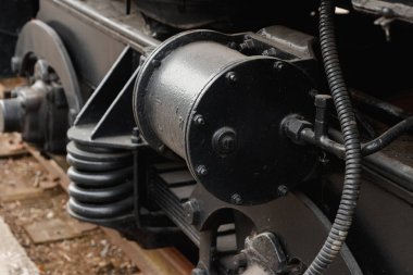 tekerlek üzerinde bir antika buharlı tren istasyonu terk bekleyen Close-Up