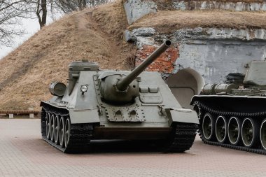 Brest, Belarus - 5 Nisan 2018: Su-100 ağır motorlu Topçu Müzesi 