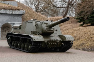 Brest, Belarus - 5 Nisan 2018: Ağır motorlu topçu ISU-152 Müzesi 