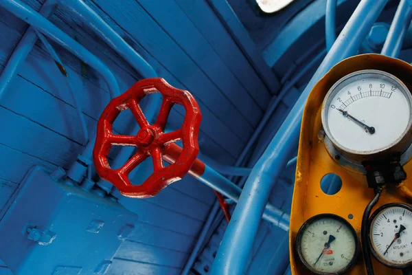 Червоний клапан на синьому фоні. Кабіна старого поїзда для пари . — стокове фото