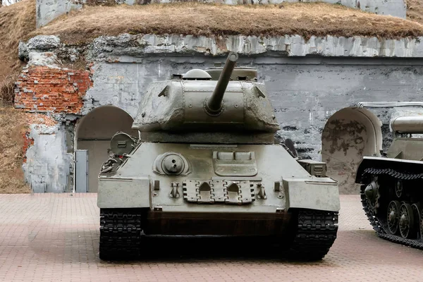 Брест, Білорусь - 5 квітня 2018: Середній танк T-34 в музеї "Берестейська фортеця" — стокове фото