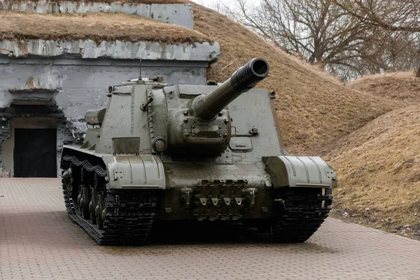 Брест, Білорусь - 5 квітня 2018: Важкі Ау МСУ 152 в музеї "Берестейська фортеця" — стокове фото