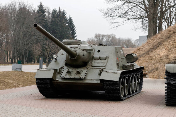 БРЕСТ, БЕЛАРУС - 5 апреля 2018 года: Тяжелая самоходная артиллерия СУ-100 в музее "Брестская крепость"
"