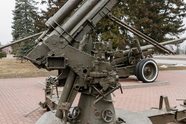 Брест, Білорусь - Квітень 5, 2018: 76 мм зенітні гармати 1931 зразка в музеї "Берестейська фортеця" — стокове фото