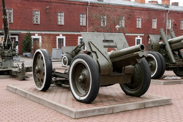 Брест, Білорусь - 5 квітня 2018: Гаубиця 122 мм в моделі 1910 року в музеї "Берестейська фортеця" — стокове фото
