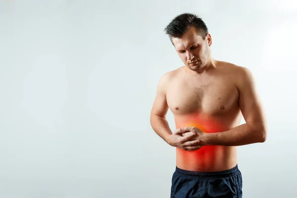 Vista frontal, el hombre toma las manos para su lado en la rena del hígado, dolor hepático resaltado en rojo, cirrosis hepática. Fondo claro. El concepto de medicina, masaje, fisioterapia, salud . —  Fotos de Stock