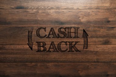 Yazıt Cash Back, ahşap arka plan üzerinde amblem görüntüsünü. Simge, bu kadar para sembolü. İş, finans kavramı.