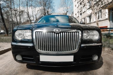 Minsk, Beyaz Rusya - 21 Nisan 2018. Chrysler 300c, siyah ön. Arabanın dışında balıkgözü duruyor