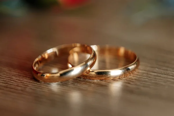 Hermosa Imagen Con Anillos Boda Encuentran Una Superficie Madera Sobre —  Fotos de Stock