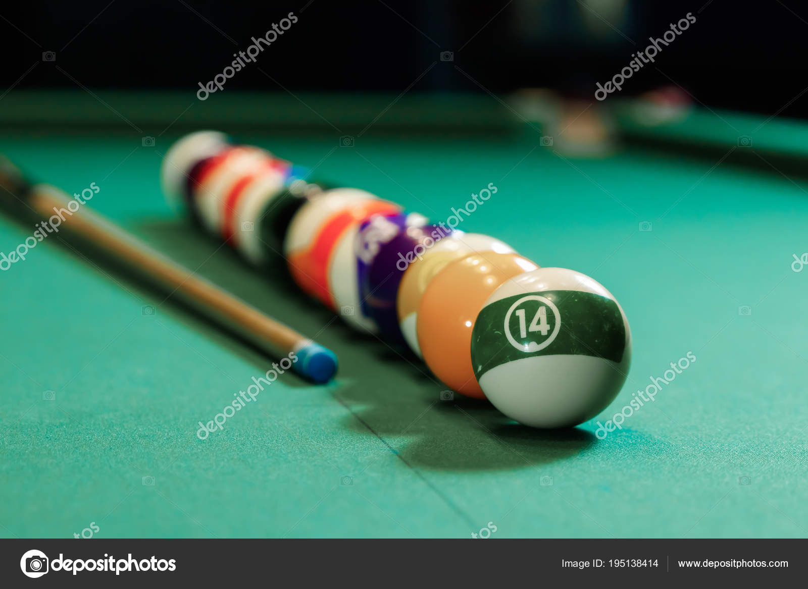 Бильярдные Шары Выстроены На Бильярдном Столе, На Американском.