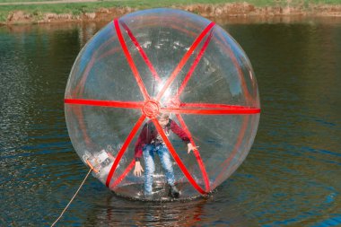 Cazibe su, Zorb, çocuk su bir kase içinde. Su konumlar, dinlenme, tatil, tatil.